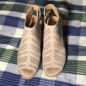 GB Gianni Bini Soft Leather 4” Wedge Slightly Worn